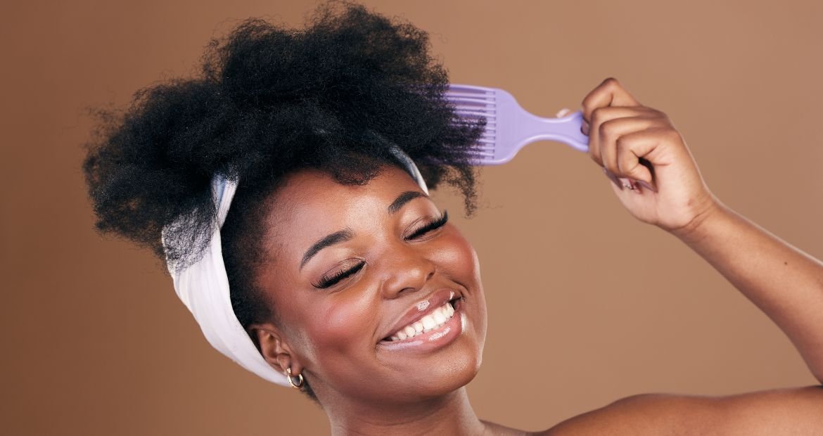 Jovem usa visagismo no cabelo crespo ou cacheado